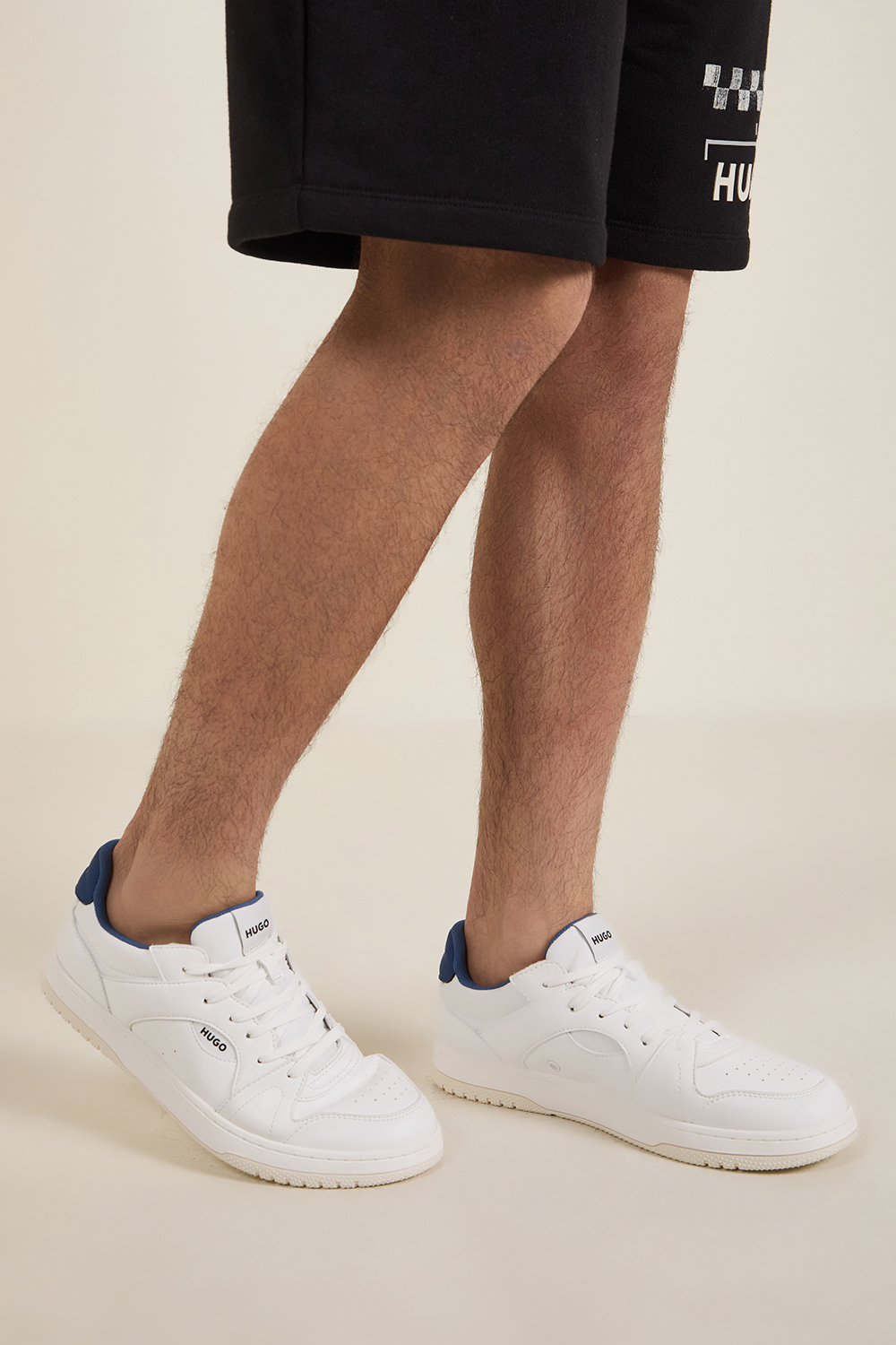 תמונת כל הלוק של נעלי סניקרס